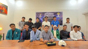 Ketua Umum Bakorda HIPMI PT NTB, Haikal Fahad Al Amudy (tengah depan), memberikan keterangan pers didampingi jajaran pengurus di Coffee Town Station, Mataram, Kamis malam (18/6/2026). Dalam pernyataan sikapnya, mereka mendesak gerakan mahasiswa untuk menjaga independensi dari kepentingan politik praktis. (Foto: Dok. Jejakdata.com)
