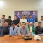 Ketua Umum Bakorda HIPMI PT NTB, Haikal Fahad Al Amudy (tengah depan), memberikan keterangan pers didampingi jajaran pengurus di Coffee Town Station, Mataram, Kamis malam (18/6/2026). Dalam pernyataan sikapnya, mereka mendesak gerakan mahasiswa untuk menjaga independensi dari kepentingan politik praktis. (Foto: Dok. Jejakdata.com)