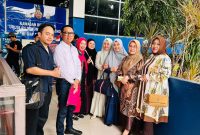 Foto: Kuasa hukum para jamaah Rusdiansyah, S.H., M.H. (kedua dari kiri) bersama para jamaah umrah yang menjadi korban dugaan penipuan PT ACW saat berada di gedung SPKT Polda Metro Jaya, Kamis (25/6/2026). Mereka resmi menempuh jalur hukum setelah somasi terkait biaya tambahan tiket kepulangan diabaikan pihak travel.(dok.istimewa)