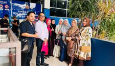 Foto: Kuasa hukum para jamaah Rusdiansyah, S.H., M.H. (kedua dari kiri) bersama para jamaah umrah yang menjadi korban dugaan penipuan PT ACW saat berada di gedung SPKT Polda Metro Jaya, Kamis (25/6/2026). Mereka resmi menempuh jalur hukum setelah somasi terkait biaya tambahan tiket kepulangan diabaikan pihak travel.(dok.istimewa)