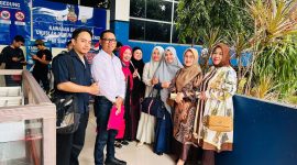 Foto: Kuasa hukum para jamaah Rusdiansyah, S.H., M.H. (kedua dari kiri) bersama para jamaah umrah yang menjadi korban dugaan penipuan PT ACW saat berada di gedung SPKT Polda Metro Jaya, Kamis (25/6/2026). Mereka resmi menempuh jalur hukum setelah somasi terkait biaya tambahan tiket kepulangan diabaikan pihak travel.(dok.istimewa)