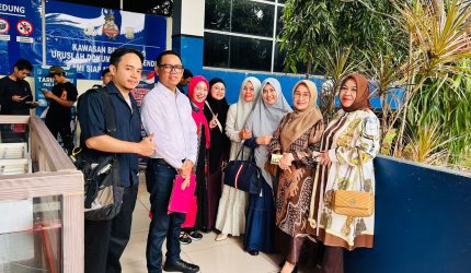 Foto: Kuasa hukum para jamaah Rusdiansyah, S.H., M.H. (kedua dari kiri) bersama para jamaah umrah yang menjadi korban dugaan penipuan PT ACW saat berada di gedung SPKT Polda Metro Jaya, Kamis (25/6/2026). Mereka resmi menempuh jalur hukum setelah somasi terkait biaya tambahan tiket kepulangan diabaikan pihak travel.(dok.istimewa)