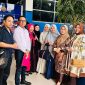 Foto: Kuasa hukum para jamaah Rusdiansyah, S.H., M.H. (kedua dari kiri) bersama para jamaah umrah yang menjadi korban dugaan penipuan PT ACW saat berada di gedung SPKT Polda Metro Jaya, Kamis (25/6/2026). Mereka resmi menempuh jalur hukum setelah somasi terkait biaya tambahan tiket kepulangan diabaikan pihak travel.(dok.istimewa)
