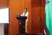 Ketua Umum HMI MPO Cabang Mataram, Hakim Bima Persada, memberikan sambutan dalam sebuah forum. Hakim secara tegas menyoroti dugaan keterlibatan kader partai tertentu dalam program Dapur Makan Bergizi Gratis (MBG) dan meminta agar ruang pengelolaan program tersebut turut melibatkan pelaku UMKM serta koperasi secara adil. (Foto: Dok. Istimewa)