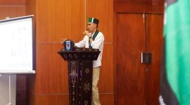 Ketua Umum HMI MPO Cabang Mataram, Hakim Bima Persada, memberikan sambutan dalam sebuah forum. Hakim secara tegas menyoroti dugaan keterlibatan kader partai tertentu dalam program Dapur Makan Bergizi Gratis (MBG) dan meminta agar ruang pengelolaan program tersebut turut melibatkan pelaku UMKM serta koperasi secara adil. (Foto: Dok. Istimewa)