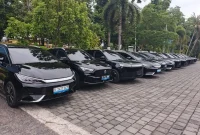 Armada mobil listrik hasil pengadaan sewa Pemprov NTB tahun anggaran 2026. Program ini menuai sorotan hukum setelah dilaporkan ke Kejati NTB dengan dugaan manipulasi lonjakan anggaran dari Rp 8,3 miliar menjadi lebih dari Rp 14 miliar, di tengah temuan bahwa pemda masih memiliki ribuan unit kendaraan dinas aktif. (Foto: Dok. Suara NTB)