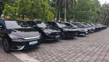 Armada mobil listrik hasil pengadaan sewa Pemprov NTB tahun anggaran 2026. Program ini menuai sorotan hukum setelah dilaporkan ke Kejati NTB dengan dugaan manipulasi lonjakan anggaran dari Rp 8,3 miliar menjadi lebih dari Rp 14 miliar, di tengah temuan bahwa pemda masih memiliki ribuan unit kendaraan dinas aktif. (Foto: Dok. Suara NTB)