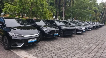 Armada mobil listrik hasil pengadaan sewa Pemprov NTB tahun anggaran 2026. Program ini menuai sorotan hukum setelah dilaporkan ke Kejati NTB dengan dugaan manipulasi lonjakan anggaran dari Rp 8,3 miliar menjadi lebih dari Rp 14 miliar, di tengah temuan bahwa pemda masih memiliki ribuan unit kendaraan dinas aktif. (Foto: Dok. Suara NTB)