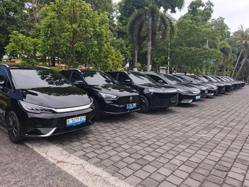 Armada mobil listrik hasil pengadaan sewa Pemprov NTB tahun anggaran 2026. Program ini menuai sorotan hukum setelah dilaporkan ke Kejati NTB dengan dugaan manipulasi lonjakan anggaran dari Rp 8,3 miliar menjadi lebih dari Rp 14 miliar, di tengah temuan bahwa pemda masih memiliki ribuan unit kendaraan dinas aktif. (Foto: Dok. Suara NTB)