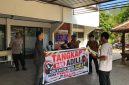 Foto: Massa aksi dari Poros Pemuda NTB menggelar demonstrasi di depan Kantor Balai Pelaksana Pemilihan Jasa Konstruksi (BP2JK) NTB. Mereka membawa spanduk bertuliskan “Tangkap dan Adili Kontraktor Inisial Daeng B Diduga Memonopoli Sejumlah Proyek di BP2JK NTB.”(JD09)