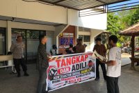 Foto: Massa aksi dari Poros Pemuda NTB menggelar demonstrasi di depan Kantor Balai Pelaksana Pemilihan Jasa Konstruksi (BP2JK) NTB. Mereka membawa spanduk bertuliskan “Tangkap dan Adili Kontraktor Inisial Daeng B Diduga Memonopoli Sejumlah Proyek di BP2JK NTB.”(JD09)