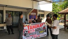 Foto: Massa aksi dari Poros Pemuda NTB menggelar demonstrasi di depan Kantor Balai Pelaksana Pemilihan Jasa Konstruksi (BP2JK) NTB. Mereka membawa spanduk bertuliskan “Tangkap dan Adili Kontraktor Inisial Daeng B Diduga Memonopoli Sejumlah Proyek di BP2JK NTB.”(JD09)