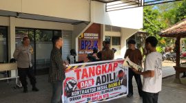 Foto: Massa aksi dari Poros Pemuda NTB menggelar demonstrasi di depan Kantor Balai Pelaksana Pemilihan Jasa Konstruksi (BP2JK) NTB. Mereka membawa spanduk bertuliskan “Tangkap dan Adili Kontraktor Inisial Daeng B Diduga Memonopoli Sejumlah Proyek di BP2JK NTB.”(JD09)