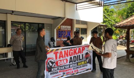 Foto: Massa aksi dari Poros Pemuda NTB menggelar demonstrasi di depan Kantor Balai Pelaksana Pemilihan Jasa Konstruksi (BP2JK) NTB. Mereka membawa spanduk bertuliskan “Tangkap dan Adili Kontraktor Inisial Daeng B Diduga Memonopoli Sejumlah Proyek di BP2JK NTB.”(JD09)