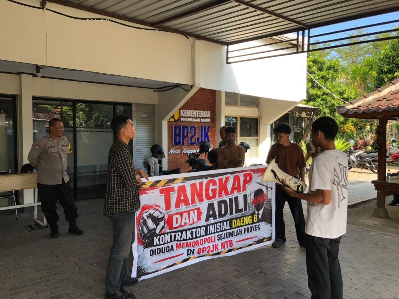 Foto: Massa aksi dari Poros Pemuda NTB menggelar demonstrasi di depan Kantor Balai Pelaksana Pemilihan Jasa Konstruksi (BP2JK) NTB. Mereka membawa spanduk bertuliskan “Tangkap dan Adili Kontraktor Inisial Daeng B Diduga Memonopoli Sejumlah Proyek di BP2JK NTB.”(JD09)