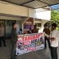 Foto: Massa aksi dari Poros Pemuda NTB menggelar demonstrasi di depan Kantor Balai Pelaksana Pemilihan Jasa Konstruksi (BP2JK) NTB. Mereka membawa spanduk bertuliskan “Tangkap dan Adili Kontraktor Inisial Daeng B Diduga Memonopoli Sejumlah Proyek di BP2JK NTB.”(JD09)
