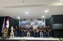 Pengurus baru GAKADA BIDOM Pulau Lombok berjejer di panggung dalam momen bersejarah pelantikan mereka di Mataram. Dengan semangat falsafah 