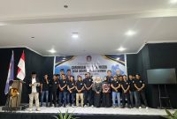 Pengurus baru GAKADA BIDOM Pulau Lombok berjejer di panggung dalam momen bersejarah pelantikan mereka di Mataram. Dengan semangat falsafah 