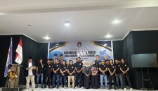 Pengurus baru GAKADA BIDOM Pulau Lombok berjejer di panggung dalam momen bersejarah pelantikan mereka di Mataram. Dengan semangat falsafah 