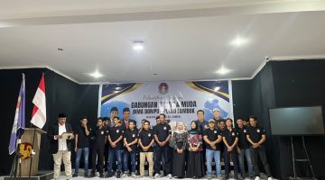Pengurus baru GAKADA BIDOM Pulau Lombok berjejer di panggung dalam momen bersejarah pelantikan mereka di Mataram. Dengan semangat falsafah 