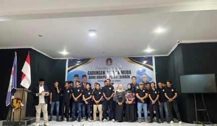 Pengurus baru GAKADA BIDOM Pulau Lombok berjejer di panggung dalam momen bersejarah pelantikan mereka di Mataram. Dengan semangat falsafah "Maja Labo Dahu" dan prinsip "Nggahi Rawi Pahu," kepengurusan yang dinakhodai Arif Kurniadin ini berkomitmen menjaga moralitas dan mewujudkan aksi nyata bagi daerah selama di perantauan. (Foto: Dok.Media GAKADA BIDOM)