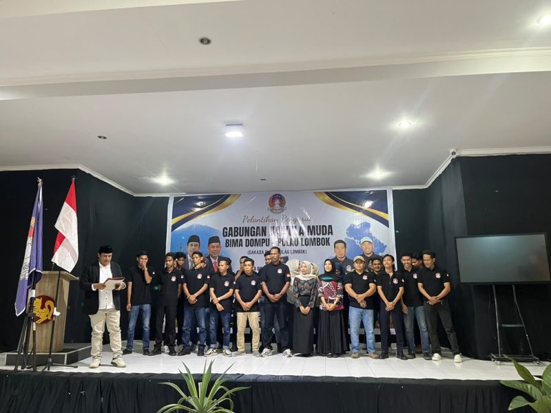 Pengurus baru GAKADA BIDOM Pulau Lombok berjejer di panggung dalam momen bersejarah pelantikan mereka di Mataram. Dengan semangat falsafah 