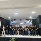 Pengurus baru GAKADA BIDOM Pulau Lombok berjejer di panggung dalam momen bersejarah pelantikan mereka di Mataram. Dengan semangat falsafah 