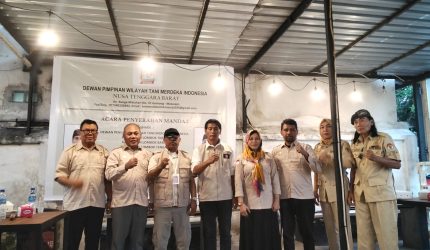 Jajaran pengurus DPW TMI NTB dan DPD TMI Lombok Timur, Lombok Tengah, serta Lombok Barat berfoto bersama usai acara penyerahan mandat kepengurusan di Mataram, Senin (27/7/2026). Momentum ini menandai dimulainya penguatan struktur organisasi hingga tingkat desa guna mengawal kepentingan dan meningkatkan kesejahteraan petani di NTB. (Foto: JD27)