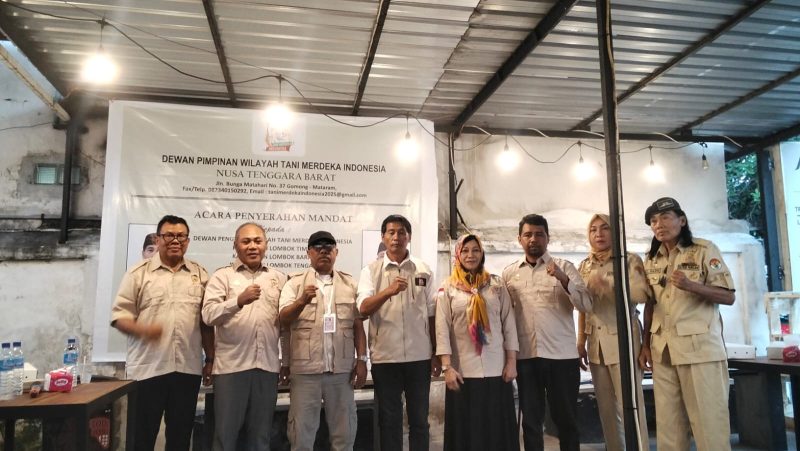 Jajaran pengurus DPW TMI NTB dan DPD TMI Lombok Timur, Lombok Tengah, serta Lombok Barat berfoto bersama usai acara penyerahan mandat kepengurusan di Mataram, Senin (27/7/2026). Momentum ini menandai dimulainya penguatan struktur organisasi hingga tingkat desa guna mengawal kepentingan dan meningkatkan kesejahteraan petani di NTB. (Foto: JD27)