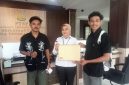Perwakilan Komunitas Pengawas Kebijakan Pemerintah Daerah (KPK-PD) menyerahkan berkas laporan dugaan korupsi proyek revitalisasi SMPN 4 Palibelo kepada petugas di Pelayanan Terpadu Satu Pintu (PTSP) Kejaksaan Tinggi Nusa Tenggara Barat (Kejati NTB) di Mataram, baru-baru ini. Proyek di Kabupaten Bima tersebut diduga bermasalah dengan nilai anggaran mencapai Rp1,3 miliar. (FOTO: Istimewa)