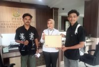 Perwakilan Komunitas Pengawas Kebijakan Pemerintah Daerah (KPK-PD) menyerahkan berkas laporan dugaan korupsi proyek revitalisasi SMPN 4 Palibelo kepada petugas di Pelayanan Terpadu Satu Pintu (PTSP) Kejaksaan Tinggi Nusa Tenggara Barat (Kejati NTB) di Mataram, baru-baru ini. Proyek di Kabupaten Bima tersebut diduga bermasalah dengan nilai anggaran mencapai Rp1,3 miliar. (FOTO: Istimewa)