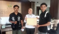 Perwakilan Komunitas Pengawas Kebijakan Pemerintah Daerah (KPK-PD) menyerahkan berkas laporan dugaan korupsi proyek revitalisasi SMPN 4 Palibelo kepada petugas di Pelayanan Terpadu Satu Pintu (PTSP) Kejaksaan Tinggi Nusa Tenggara Barat (Kejati NTB) di Mataram, baru-baru ini. Proyek di Kabupaten Bima tersebut diduga bermasalah dengan nilai anggaran mencapai Rp1,3 miliar. (FOTO: Istimewa)