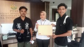 Perwakilan Komunitas Pengawas Kebijakan Pemerintah Daerah (KPK-PD) menyerahkan berkas laporan dugaan korupsi proyek revitalisasi SMPN 4 Palibelo kepada petugas di Pelayanan Terpadu Satu Pintu (PTSP) Kejaksaan Tinggi Nusa Tenggara Barat (Kejati NTB) di Mataram, baru-baru ini. Proyek di Kabupaten Bima tersebut diduga bermasalah dengan nilai anggaran mencapai Rp1,3 miliar. (FOTO: Istimewa)