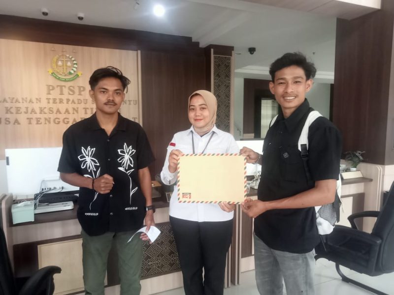 Perwakilan Komunitas Pengawas Kebijakan Pemerintah Daerah (KPK-PD) menyerahkan berkas laporan dugaan korupsi proyek revitalisasi SMPN 4 Palibelo kepada petugas di Pelayanan Terpadu Satu Pintu (PTSP) Kejaksaan Tinggi Nusa Tenggara Barat (Kejati NTB) di Mataram, baru-baru ini. Proyek di Kabupaten Bima tersebut diduga bermasalah dengan nilai anggaran mencapai Rp1,3 miliar. (FOTO: Istimewa)