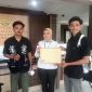 Perwakilan Komunitas Pengawas Kebijakan Pemerintah Daerah (KPK-PD) menyerahkan berkas laporan dugaan korupsi proyek revitalisasi SMPN 4 Palibelo kepada petugas di Pelayanan Terpadu Satu Pintu (PTSP) Kejaksaan Tinggi Nusa Tenggara Barat (Kejati NTB) di Mataram, baru-baru ini. Proyek di Kabupaten Bima tersebut diduga bermasalah dengan nilai anggaran mencapai Rp1,3 miliar. (FOTO: Istimewa)