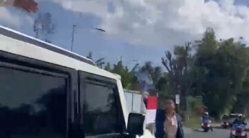 Maulana Ketua Dewan Perwakilan Mahasiswa (DPM) Universitas Mataram, Menghadang Mobil Presiden Prabowo Subianto Menuju Tempat Peresmian Bendungan Meninting Lombok Barat NTB 10/07/2026