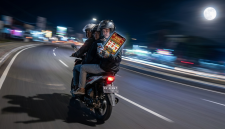 Tiga remaja SMP di Mataram terekam kamera berboncengan tiga sambil bermain judi online di atas motor, mengambarkan kian maraknya fenomena judol di kalangan anak di bawah umur di NTB. (Foto: Ilustrasi)