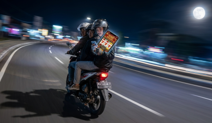 Tiga remaja SMP di Mataram terekam kamera berboncengan tiga sambil bermain judi online di atas motor, mengambarkan kian maraknya fenomena judol di kalangan anak di bawah umur di NTB. (Foto: Ilustrasi)