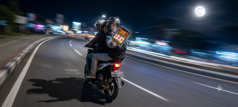 Tiga remaja SMP di Mataram terekam kamera berboncengan tiga sambil bermain judi online di atas motor, mengambarkan kian maraknya fenomena judol di kalangan anak di bawah umur di NTB. (Foto: Ilustrasi)
