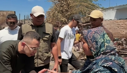 Foto: Raffi Ahmad dan The Dudas Minus One salurkan bantuan Rp1 miliar untuk warga terdampak kebakaran Rumah Adat Sade, Lombok Tengah.(JD09)