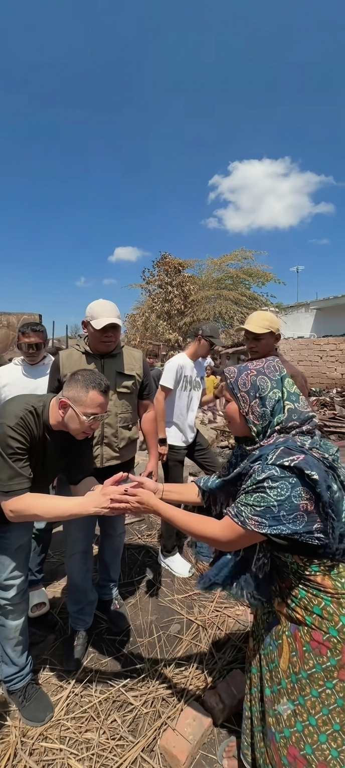 Foto: Raffi Ahmad dan The Dudas Minus One salurkan bantuan Rp1 miliar untuk warga terdampak kebakaran Rumah Adat Sade, Lombok Tengah.(JD09)