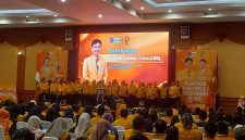 Ketua DPD Partai Hanura NTB Ahmad Dahlan memberikan sambutan di depan ratusan kader saat acara pelantikan pengurus DPD dan DPC Partai Hanura se-NTB di Hotel Lombok Raya, Mataram, Sabtu, 1 Agustus 2026. (Foto:JD09)