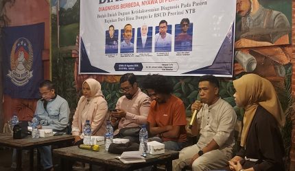 Foto: Arif Kurniadin Ketua Umum Gabungan Kawula Muda Bima Dompu (GAKADA BIDOM) Pulau Lombok saat memberikan sambutan di acara dialog publik bertajuk "Diagnosis Berbeda, Nyawa Dipertaruhkan? Bedah Ilmiah Dugaan Ketidaksesuaian Diagnosis pada Pasien Rujukan dari Bima-Dompu ke RSUD Provinsi NTB" di Hangout Coffee, Kota Mataram, Senin (3/8/2026).