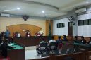 Ketua Majelis Hakim Dewi Santini (tengah) memimpin sidang pembacaan putusan kasus dugaan gratifikasi dana pokir DPRD NTB di Pengadilan Tipikor Mataram, Rabu (5/8/2026). Tiga legislator NTB yakni Hamdan Kasim, Indra Jaya Usman, dan Muhammad Nashib Ikroman divonis bebas dari seluruh dakwaan JPU. (Foto: Dok. JD09)