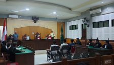 Ketua Majelis Hakim Dewi Santini (tengah) memimpin sidang pembacaan putusan kasus dugaan gratifikasi dana pokir DPRD NTB di Pengadilan Tipikor Mataram, Rabu (5/8/2026). Tiga legislator NTB yakni Hamdan Kasim, Indra Jaya Usman, dan Muhammad Nashib Ikroman divonis bebas dari seluruh dakwaan JPU. (Foto: Dok. JD09)