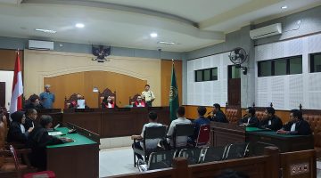 Ketua Majelis Hakim Dewi Santini (tengah) memimpin sidang pembacaan putusan kasus dugaan gratifikasi dana pokir DPRD NTB di Pengadilan Tipikor Mataram, Rabu (5/8/2026). Tiga legislator NTB yakni Hamdan Kasim, Indra Jaya Usman, dan Muhammad Nashib Ikroman divonis bebas dari seluruh dakwaan JPU. (Foto: Dok. JD09)