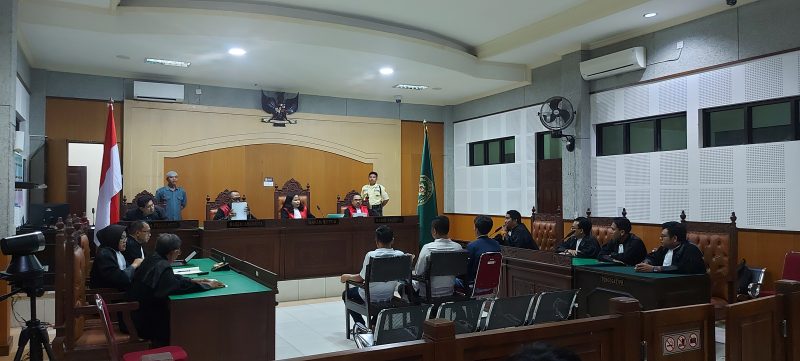 Ketua Majelis Hakim Dewi Santini (tengah) memimpin sidang pembacaan putusan kasus dugaan gratifikasi dana pokir DPRD NTB di Pengadilan Tipikor Mataram, Rabu (5/8/2026). Tiga legislator NTB yakni Hamdan Kasim, Indra Jaya Usman, dan Muhammad Nashib Ikroman divonis bebas dari seluruh dakwaan JPU. (Foto: Dok. JD09)
