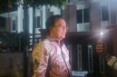 Kuasa Hukum tiga terdakwa, Dr. Irpan Suriadiata, S.H.I., M.H., memberikan keterangan kepada awak media usai persidangan vonis bebas di Pengadilan Negeri Tipikor Mataram, NTB, Rabu (5/8/2026). (Foto: Dok. JD09)