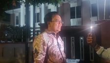 Kuasa Hukum tiga terdakwa, Dr. Irpan Suriadiata, S.H.I., M.H., memberikan keterangan kepada awak media usai persidangan vonis bebas di Pengadilan Negeri Tipikor Mataram, NTB, Rabu (5/8/2026). (Foto: Dok. JD09)