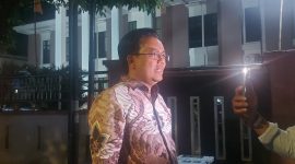 Kuasa Hukum tiga terdakwa, Dr. Irpan Suriadiata, S.H.I., M.H., memberikan keterangan kepada awak media usai persidangan vonis bebas di Pengadilan Negeri Tipikor Mataram, NTB, Rabu (5/8/2026). (Foto: Dok. JD09)